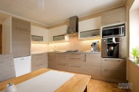 Kuchyňská linka Dolní Kounice - Modřín crosscut + Slonová kost lesk